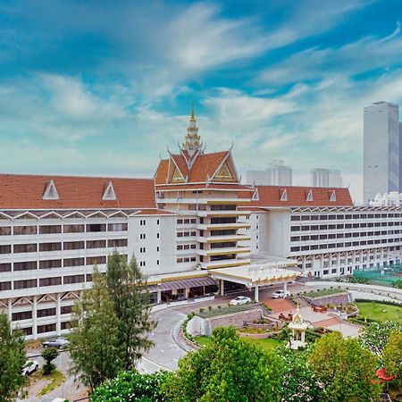 Hotel Cambodiana Phnom Penh Bagian luar foto